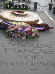 La gerbe déposée sur la tombe du Soldat Inconnu en hommage à Pierre SEEL